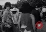 Image Les hippies lors d'une manifestation London England Royaume-Uni, 1967, de la seconde 39 séquences d'archives historiques vidéo 65675041331