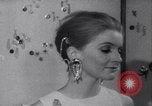 Immagine di Accessori moda Londra Inghilterra Regno Unito, 1967, secondo 43 filmato di repertorio 65675041333