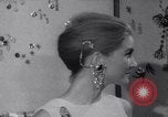 Immagine di Accessori moda Londra Inghilterra Regno Unito, 1967, secondo 46 filmato di repertorio 65675041333