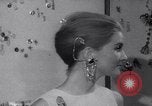 Immagine di Accessori moda Londra Inghilterra Regno Unito, 1967, secondo 47 filmato di repertorio 65675041333