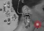 Immagine di Accessori moda Londra Inghilterra Regno Unito, 1967, secondo 51 filmato di repertorio 65675041333