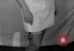 Immagine di Accessori moda Londra Inghilterra Regno Unito, 1967, secondo 60 filmato di repertorio 65675041333