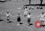Standbild australischen bull-Peitsche Australien, 1951, aus Sekunde 19 historischem Filmmaterial Videoclip 65675041352