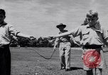 Standbild australischen bull-Peitsche Australien, 1951, aus Sekunde 22 historischem Filmmaterial Videoclip 65675041352