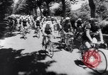 Standbild Bicycle Racing Frankreich, 1953, aus Sekunde 13 historischem Filmmaterial Videoclip 65675041358