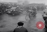 Standbild Bicycle Racing Frankreich, 1953, aus Sekunde 43 historischem Filmmaterial Videoclip 65675041358