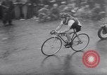 Standbild Bicycle Racing Frankreich, 1953, aus Sekunde 44 historischem Filmmaterial Videoclip 65675041358