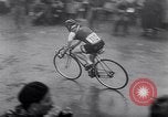 Standbild Bicycle Racing Frankreich, 1953, aus Sekunde 45 historischem Filmmaterial Videoclip 65675041358