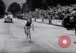 Standbild Bicycle Racing Frankreich, 1953, aus Sekunde 55 historischem Filmmaterial Videoclip 65675041358