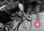 Standbild Bicycle Racing Frankreich, 1953, aus Sekunde 56 historischem Filmmaterial Videoclip 65675041358