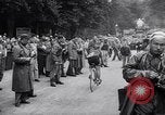 Standbild Bicycle Racing Frankreich, 1953, aus Sekunde 57 historischem Filmmaterial Videoclip 65675041358