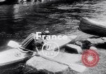 Immagine di Gara in kayak Fiume Vezere Francia, 1953, secondo 3 filmato di repertorio 65675041360