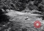 Immagine di Gara in kayak Fiume Vezere Francia, 1953, secondo 15 filmato di repertorio 65675041360