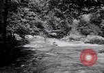 Immagine di Gara in kayak Fiume Vezere Francia, 1953, secondo 18 filmato di repertorio 65675041360
