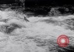 Immagine di Gara in kayak Fiume Vezere Francia, 1953, secondo 19 filmato di repertorio 65675041360