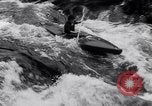 Immagine di Gara in kayak Fiume Vezere Francia, 1953, secondo 26 filmato di repertorio 65675041360