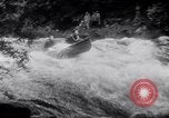 Immagine di Gara in kayak Fiume Vezere Francia, 1953, secondo 37 filmato di repertorio 65675041360
