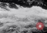 Immagine di Gara in kayak Fiume Vezere Francia, 1953, secondo 43 filmato di repertorio 65675041360