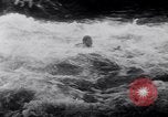 Immagine di Gara in kayak Fiume Vezere Francia, 1953, secondo 44 filmato di repertorio 65675041360