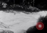 Immagine di Gara in kayak Fiume Vezere Francia, 1953, secondo 47 filmato di repertorio 65675041360