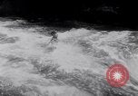 Immagine di Gara in kayak Fiume Vezere Francia, 1953, secondo 54 filmato di repertorio 65675041360