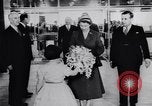 Immagine di Queen Elizabeth Londra Inghilterra Regno Unito, 1955, secondo 15 filmato di repertorio 65675041366