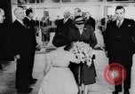 Immagine di Queen Elizabeth Londra Inghilterra Regno Unito, 1955, secondo 16 filmato di repertorio 65675041366
