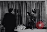 Immagine di Queen Elizabeth Londra Inghilterra Regno Unito, 1955, secondo 31 filmato di repertorio 65675041366
