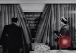 Immagine di Queen Elizabeth Londra Inghilterra Regno Unito, 1955, secondo 32 filmato di repertorio 65675041366