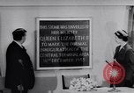 Immagine di Queen Elizabeth Londra Inghilterra Regno Unito, 1955, secondo 35 filmato di repertorio 65675041366