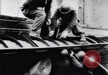 Immagine di Carrello anfibio Francia, 1956, secondo 19 filmato di repertorio 65675041378