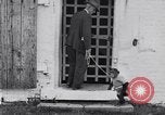 Standbild trainierten Schimpansen Fredericksburg Virginia USA, 1929, aus Sekunde 61 historischem Filmmaterial Videoclip 65675041385