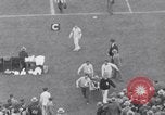 Standbild Fußballspiel New Haven Connecticut USA, 1929, aus Sekunde 54 historischem Filmmaterial Videoclip 65675041390