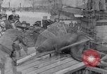 Immagine di Guarnizione di tenuta Francia, 1930, secondo 10 filmato di repertorio 65675041394