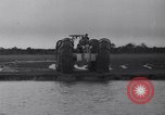 Standbild amphibian Automobil Golden Meadow Louisiana USA, 1937, aus Sekunde 29 historischem Filmmaterial Videoclip 65675041417