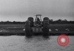 Standbild amphibian Automobil Golden Meadow Louisiana USA, 1937, aus Sekunde 33 historischem Filmmaterial Videoclip 65675041417