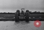Standbild amphibian Automobil Golden Meadow Louisiana USA, 1937, aus Sekunde 34 historischem Filmmaterial Videoclip 65675041417