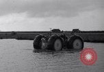 Standbild amphibian Automobil Golden Meadow Louisiana USA, 1937, aus Sekunde 39 historischem Filmmaterial Videoclip 65675041417