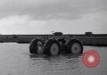 Standbild amphibian Automobil Golden Meadow Louisiana USA, 1937, aus Sekunde 40 historischem Filmmaterial Videoclip 65675041417