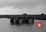Standbild amphibian Automobil Golden Meadow Louisiana USA, 1937, aus Sekunde 41 historischem Filmmaterial Videoclip 65675041417