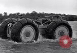 Standbild amphibian Automobil Golden Meadow Louisiana USA, 1937, aus Sekunde 42 historischem Filmmaterial Videoclip 65675041417