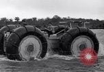 Standbild amphibian Automobil Golden Meadow Louisiana USA, 1937, aus Sekunde 43 historischem Filmmaterial Videoclip 65675041417