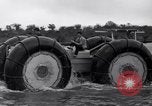 Standbild amphibian Automobil Golden Meadow Louisiana USA, 1937, aus Sekunde 44 historischem Filmmaterial Videoclip 65675041417