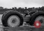 Standbild amphibian Automobil Golden Meadow Louisiana USA, 1937, aus Sekunde 45 historischem Filmmaterial Videoclip 65675041417