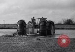 Standbild amphibian Automobil Golden Meadow Louisiana USA, 1937, aus Sekunde 46 historischem Filmmaterial Videoclip 65675041417
