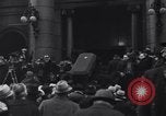 Standbild Bruder Andre Trauerzug Montreal Quebec Kanada, 1937, aus Sekunde 27 historischem Filmmaterial Videoclip 65675041420