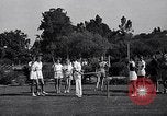 Immagine di Le ragazze di tiro con l'arco Los Angeles California USA, 1937, secondo 13 filmato di repertorio 65675041450