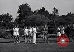 Immagine di Le ragazze di tiro con l'arco Los Angeles California USA, 1937, secondo 14 filmato di repertorio 65675041450