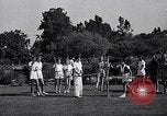 Immagine di Le ragazze di tiro con l'arco Los Angeles California USA, 1937, secondo 16 filmato di repertorio 65675041450