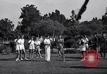 Immagine di Le ragazze di tiro con l'arco Los Angeles California USA, 1937, secondo 21 filmato di repertorio 65675041450